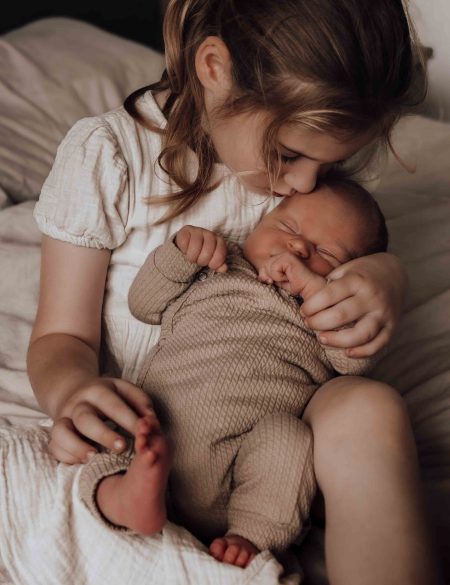 Zusje en baby broertje
